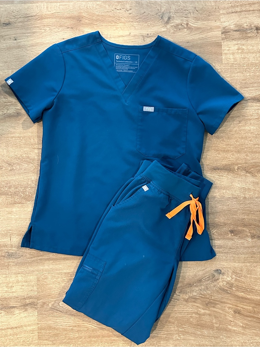 FIGS Deep Deep Reef Scrub Set with Orange Drawstring